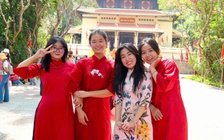 Nhiều người xuống phố tận hưởng ngày nghỉ lễ, trung tâm TP.HCM đông đúc