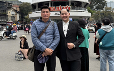 Chàng trai đội tóc giả cho người lạ trên đường, ai cũng bất ngờ khi 'lột xác'