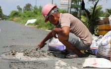 77 tuổi vẫn miệt mài đi vá đường
