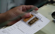 Giá vàng, USD tăng vọt