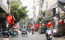 Đường phố ở TP.HCM rực rỡ cờ Tổ quốc: 'Nhìn là thấy đầy tự hào'