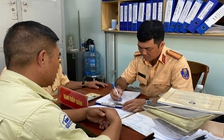 Chủ xe và tài xế bị CSGT TP.HCM phạt 66 triệu đồng vì để rơi cuộn thép