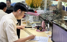 Giá vàng hôm nay 9.4.2025: Nhà đầu tư bán tháo, vàng tiếp tục lao dốc