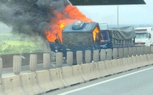 Cháy xe tải trên cầu Long Thành, cao tốc hướng Đồng Nai đi TP.HCM kẹt cứng