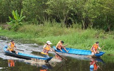 Rộn ràng bơi xuồng ba lá, đi cầu khỉ giữa rừng nguyên sinh Cà Mau
