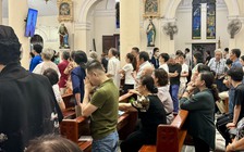 Nhà thờ cử hành thánh lễ, người Công giáo TP.HCM cầu nguyện cho Giáo hoàng Leo XIV