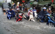 Mưa đặc biệt to ở TP.HCM sáng nay: Nhiều nơi ngập sâu, nước chảy xiết
