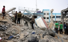 Israel không kích khắp Gaza, Hamas tung hình ảnh 2 con tin còn sống