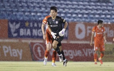 Thủ môn Bùi Tiến Dũng vô lê ghi bàn, Đà Nẵng thắng Bình Định: ‘Tôi kể với con tôi rằng…’