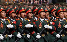 Chiến sĩ Việt Nam sử dụng súng nào khi duyệt binh tại Moscow?