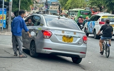 Nhân viên cây xăng, khách tranh cãi chuyện đổ xăng: 'Ai là người mở nắp bình?'