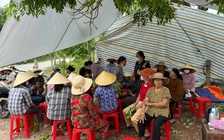 Chịu không nổi mùi hôi thối, người dân dựng lán chặn xe chở rác