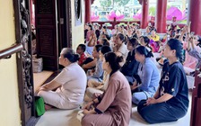 Các chùa ở TP.HCM tấp nập người mừng lễ Phật đản, cầu bình an
