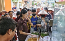 Nhận cơm chay miễn phí ở TP.HCM dịp lễ Phật đản: 'Thấy ấm lòng lắm'