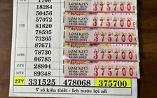 Hai người hàng xóm trúng 5 tờ vé số độc đắc, nhận tiền mặt gửi ngân hàng