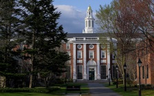 Chính quyền Trump cắt thêm tài trợ, Đại học Harvard lập tức đáp trả