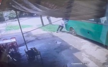 Ngăn cản xe buýt tự di chuyển, một nhân viên bị xe tông tử vong