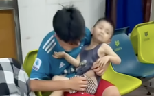 Bé trai trong vụ 'đóng đủ tiền mới cấp cứu' xuất viện hôm nay