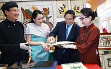 Thủ tướng Phạm Minh Chính cùng Thủ tướng Thái Lan trải nghiệm làm tranh Đông Hồ