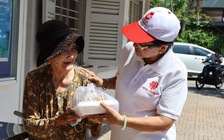 Bữa cơm nhà thờ đậm vị tử tế ở TP.HCM, khiến người nhận khóc vì được thương