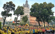 Sáng cuối tuần, đông người đổ về Bưu điện trung tâm TP.HCM chạy bộ
