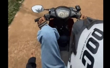 Lái xe máy bằng chân, quay clip 'khoe trên mạng cho vui'