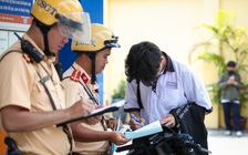 CSGT TP.HCM tuần tra gần trường học, phạt hàng ngàn học sinh đi xe máy