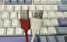Hai lỗ vuông trên đầu nối USB có tác dụng gì?