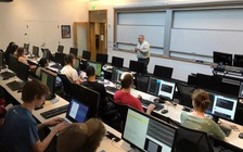 Sinh viên phản ứng giáo sư dùng ChatGPT soạn bài giảng