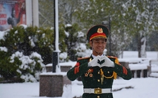 Quân đội Việt Nam tập luyện duyệt binh tại Quảng trường Đỏ dưới tuyết rơi