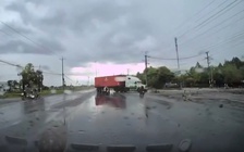 CSGT Vĩnh Long đưa người bị tai nạn đi cấp cứu kịp thời