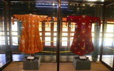 Cận cảnh 2 chiếc áo dài của bà Từ Cung đang được trưng bày tại Huế