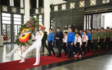 Đoàn đại biểu T.Ư Đoàn viếng nguyên Chủ tịch nước Trần Đức Lương