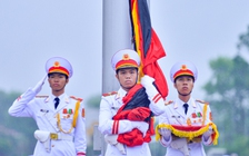 Lễ thượng cờ rủ Quốc tang nguyên Chủ tịch nước Trần Đức Lương dưới mưa