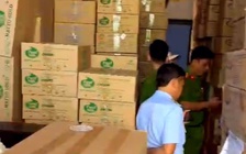 Long An: Phát hiện nhà kho chứa gần 12.000 lon sữa nghi hàng giả