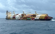 Tàu chở container chở hàng nguy hiểm bị lật ngoài khơi Ấn Độ