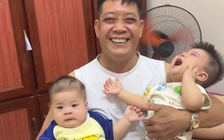 Một tay bế con, một tay bế cháu: Người đàn ông 50 tuổi khiến mạng 'dậy sóng'