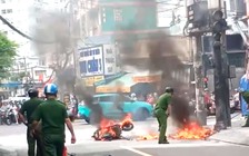 Xe máy điện đang chạy bất ngờ bốc cháy ở TP.HCM