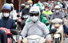 Người Hà Nội mặc áo khoác giữa mùa hè