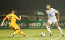 Nam Định tiến sát chức vô địch V-League sau chiến thắng nghẹt thở, SLNA càng lâm nguy