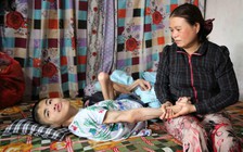 Người mẹ nghèo khó khăn chăm con trai bại liệt