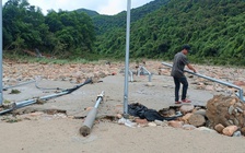 Xót xa cảnh hàng quán thượng nguồn sông Ô Lâu bị nước lũ 'càn quét'