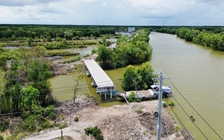 Chuyện lạ ở Cà Mau: Cầu 'chỉ để nhìn' vì mố cầu cao hơn mặt đường 2m