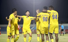 Hà Tĩnh thua 2 trận liền khó lọt tốp 3, CLB Quảng Nam sáng bừng cửa trụ hạng