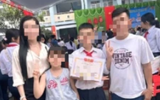 'Mùa khoe con', niềm vui có thể trở thành… mối họa