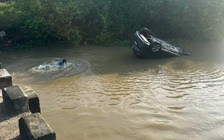 Ô tô lao xuống cầu Bốn Cấn, hai ông cháu may mắn được cứu sống