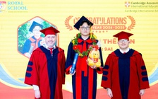 Xúc động lời nhắn gửi ‘thầy cô thương các em bằng tất cả trái tim’ trong lễ tốt nghiệp Royal School