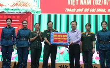 Ông Nguyễn Thanh Nghị tặng quà cho khối nữ du kích miền Nam tham gia diễu binh 2.9