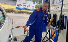 Giá xăng tăng nhẹ, giá dầu giảm sâu