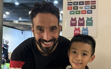 Tuyển thủ Việt Nam khoe ảnh với sao M.U, con trai Duy Mạnh và Văn Quyết ‘chạm trán’… HLV Amorim